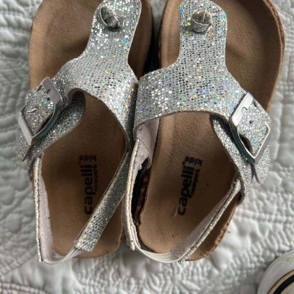 Toddler Girls Shoe Bundle- Size 8 Converse, Keen - Picture 6 of 8